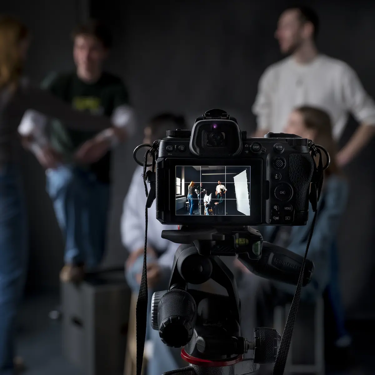 Studenten werken aan een opname met camera in een opleiding