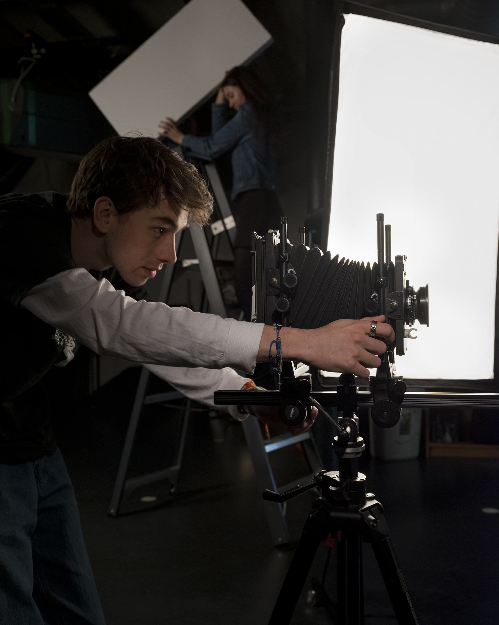 Student werkt met een camera in een studio tijdens een workshop