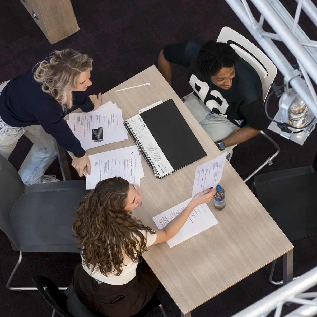 Studenten werken samen aan een opdracht