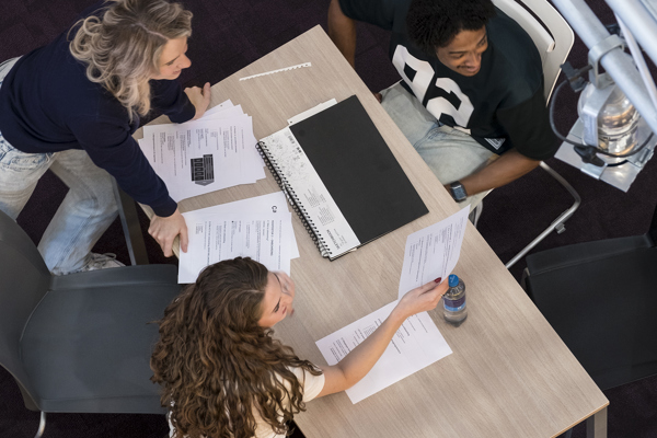 Studenten werken samen aan een opdracht